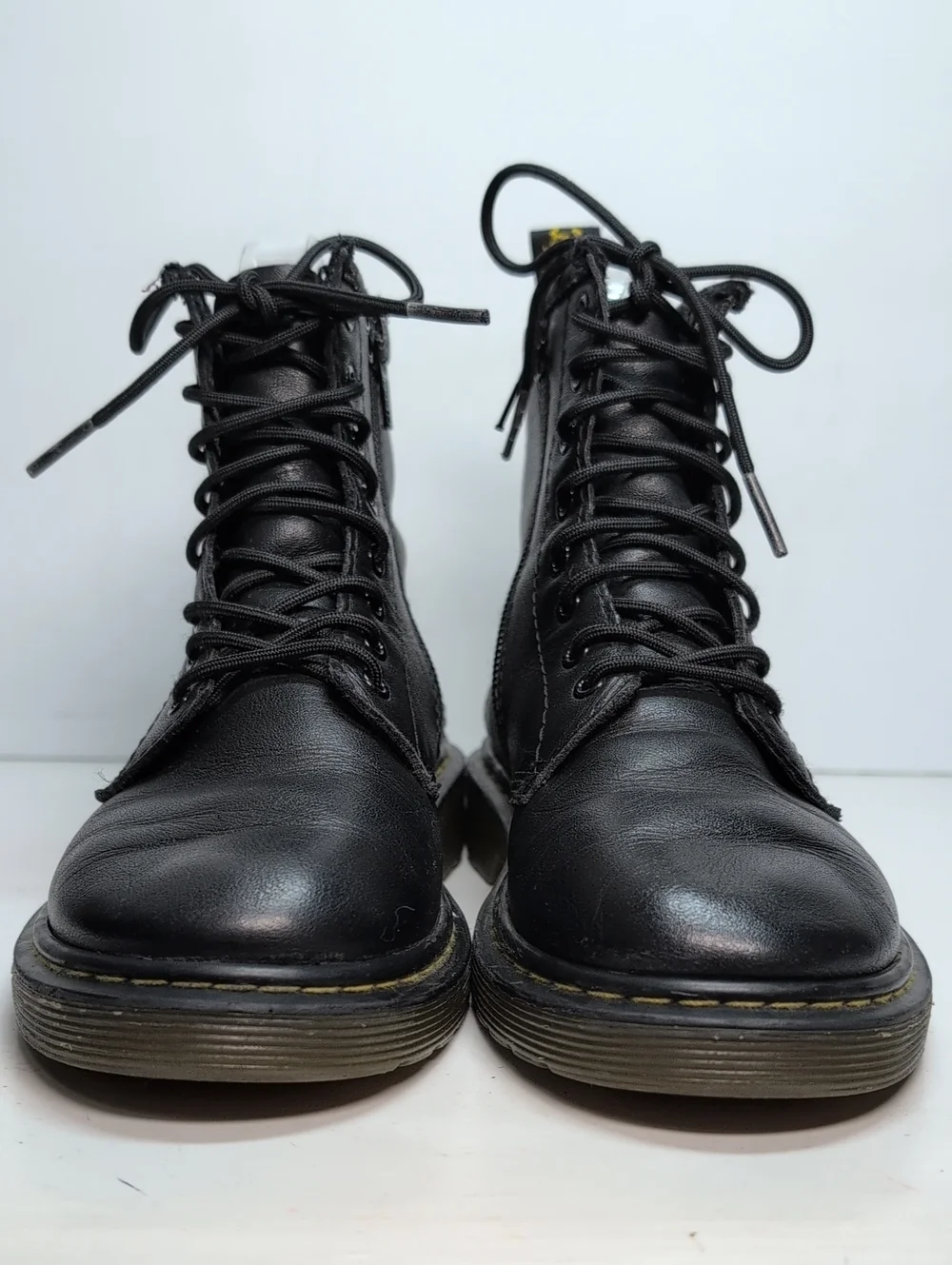 Dr Martens Delaney Airwair combat boot. Little girl or boy size 1 EU 32